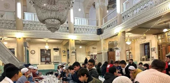 Denizli Genç Kızılay, çocuklarla camide iftar etkinliği düzenledi