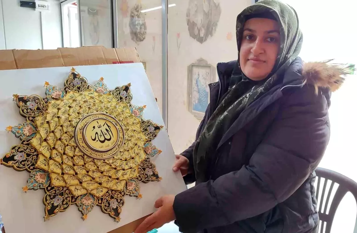 Depremzede Kadın Rölyef Yaparak Moral Motivasyon Sağlıyor