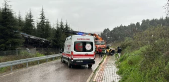 Anadolu Otoyolu'nda tır devrildi, sürücü hayatını kaybetti