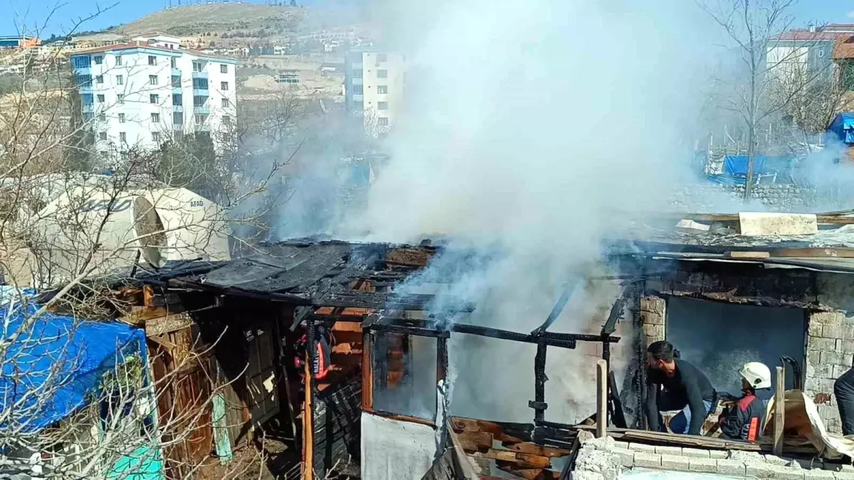 Malatya'da barakada çıkan yangın söndürüldü