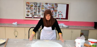 Muş Halk Eğitimi Merkezi'nde Aşçılık Kursuna Katılan Kadınlar İftar İçin Yemek Hazırlıyor