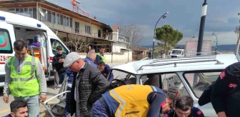 Manisa'da otomobil ile kepçe çarpıştı: 2 yaralı