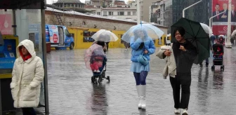 Taksim'de Sağanak Yağış Vatandaşları Zorladı
