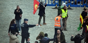 Terör örgütü PKK yandaşları Avrupa Parlamentosu önünde polislere saldırdı