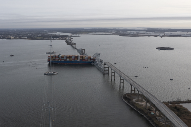 ABD'de kargo gemisi köprüye çarptı, 7 kişi kayboldu