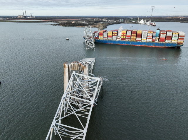 ABD'de kargo gemisi köprüye çarptı, 7 kişi kayboldu