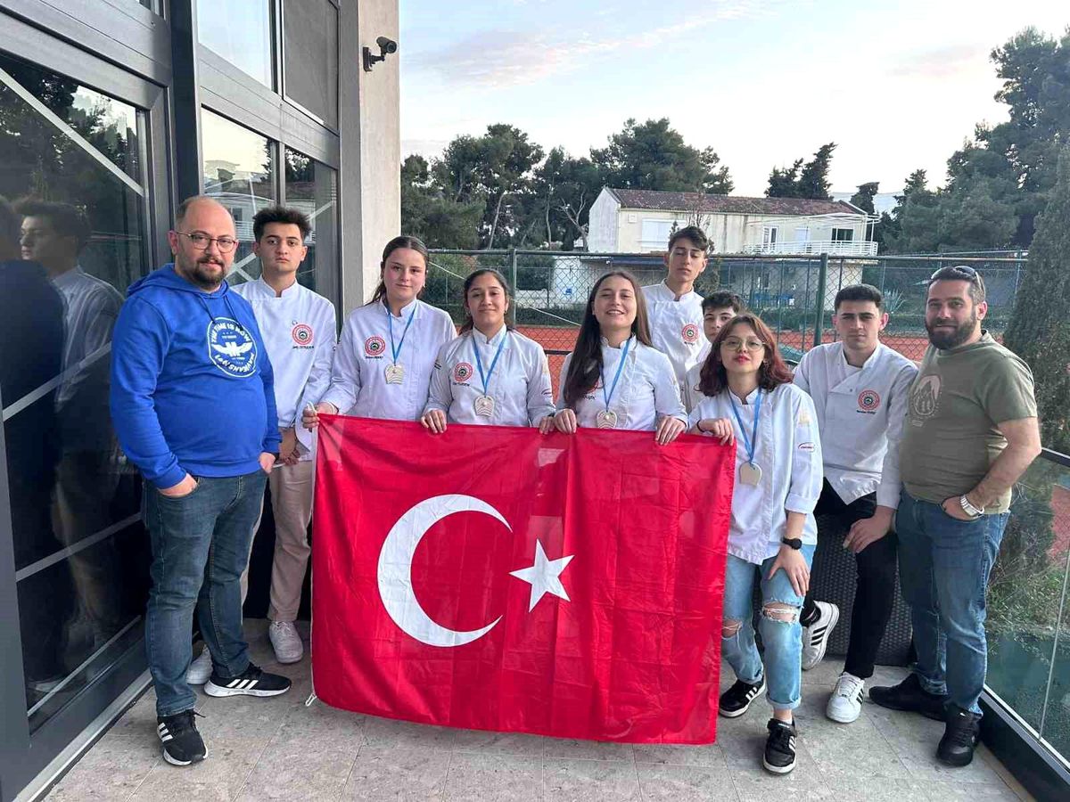 Afyonkarahisar Emir Murat Özdilek Mesleki ve Teknik Anadolu Lisesi Aşçılık Yarışmalarında Başarı Elde Etti