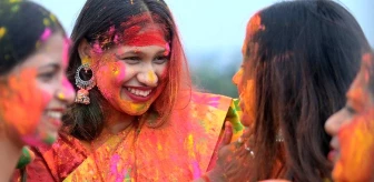 Albüm: Hindistan'da Renklerin Festivali Holi Coşkuyla Kutlandı