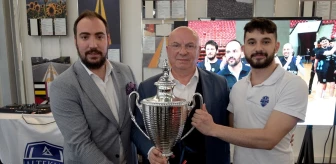 Altekma Erkekler Voleybol Takımı Şampiyonluk Kupasını Onursal Başkan Hulusi Durmuş'a Takdim Etti