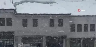 Bitlis'te çatıda biriken kar çığ gibi düştü