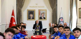 Yavuz Sultan Selim Anadolu Lisesi Futbol Takımı Vali Aziz Yıldırım'ı Ziyaret Etti