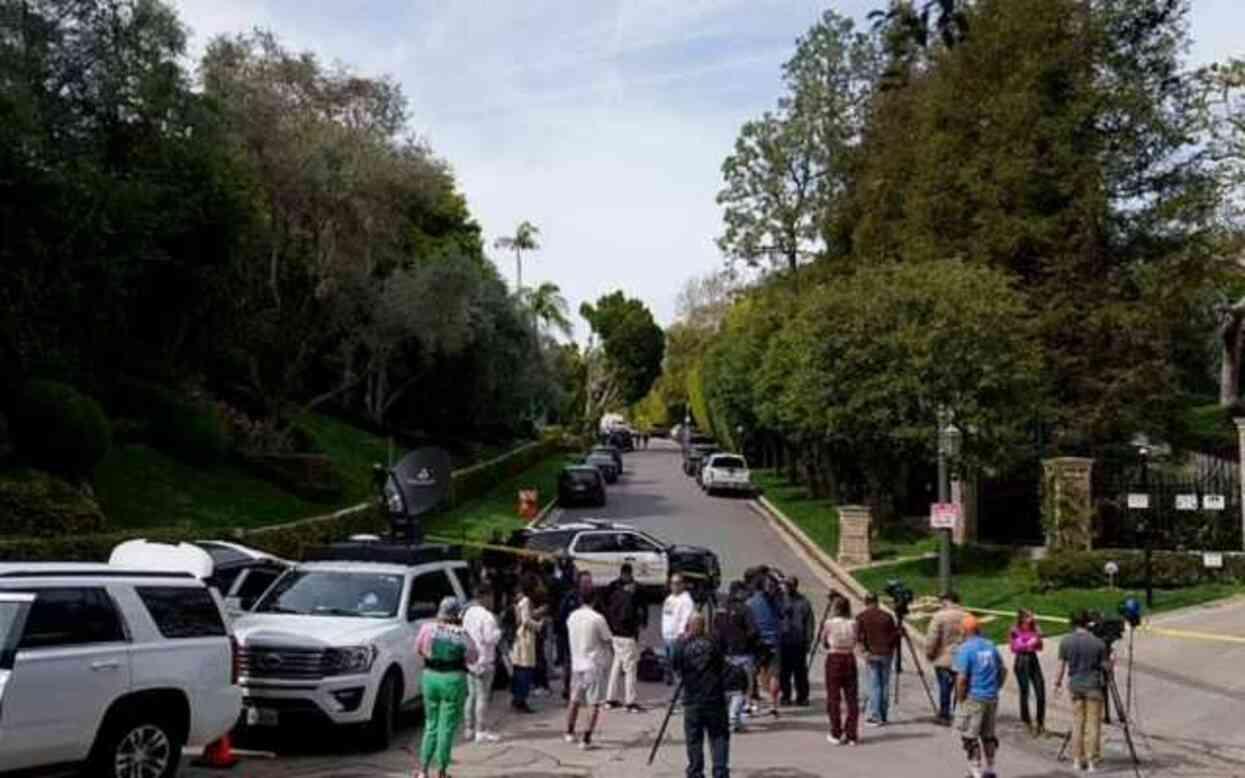 FBI ajanları, kadın ticareti suçundan hakkında soruşturma açılan Rap müzik milyarderi Sean 'Diddy' Combs'un evine baskın düzenledi FBI ajanları, kadın ticareti suçundan hakkında soruşturma açılan Rap müzik milyarderi Sean 'Diddy' Combs'un evine baskın düzenledi