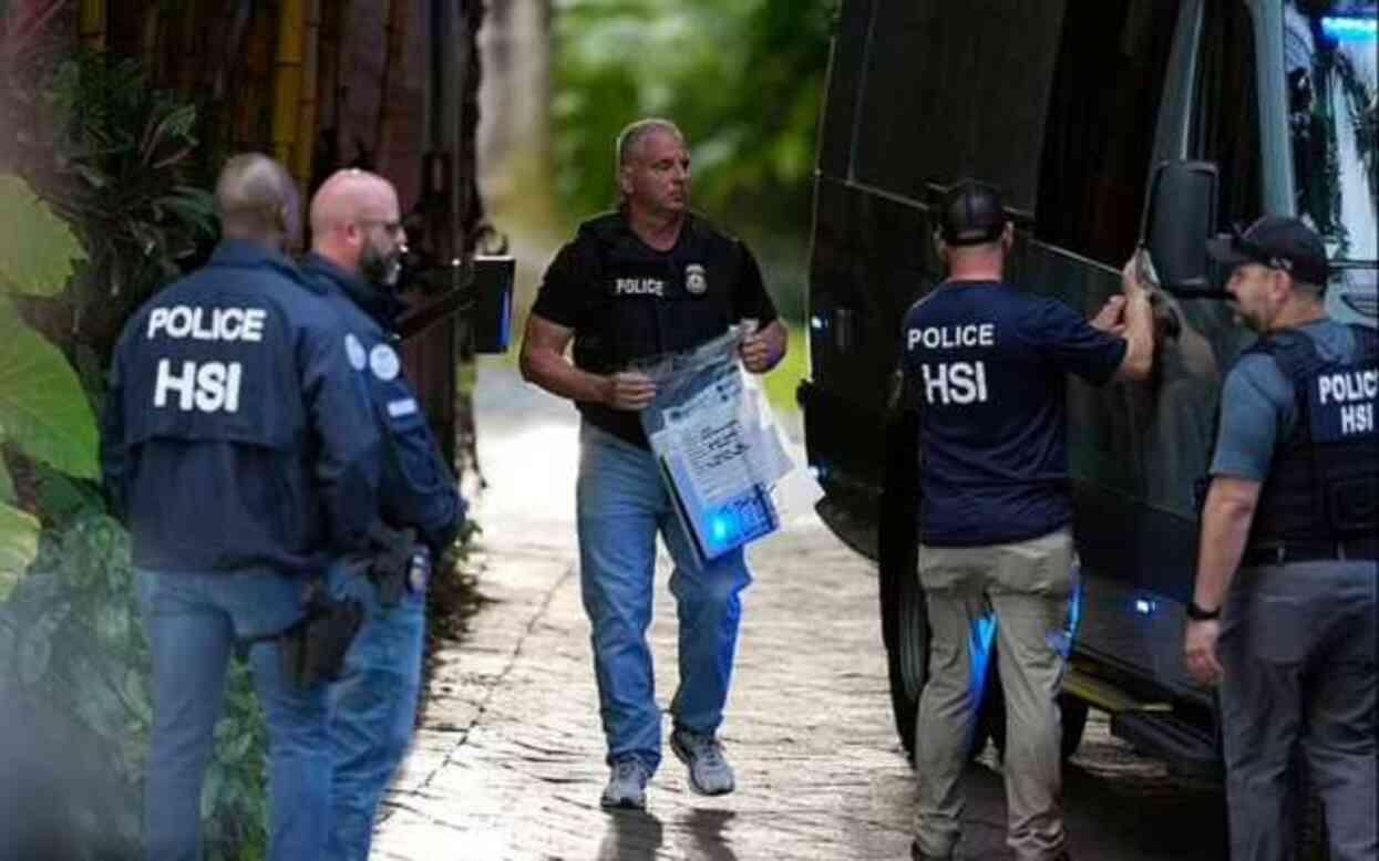 FBI ajanları, kadın ticareti suçundan hakkında soruşturma açılan Rap müzik milyarderi Sean 'Diddy' Combs'un evine baskın düzenledi FBI ajanları, kadın ticareti suçundan hakkında soruşturma açılan Rap müzik milyarderi Sean 'Diddy' Combs'un evine baskın düzenledi