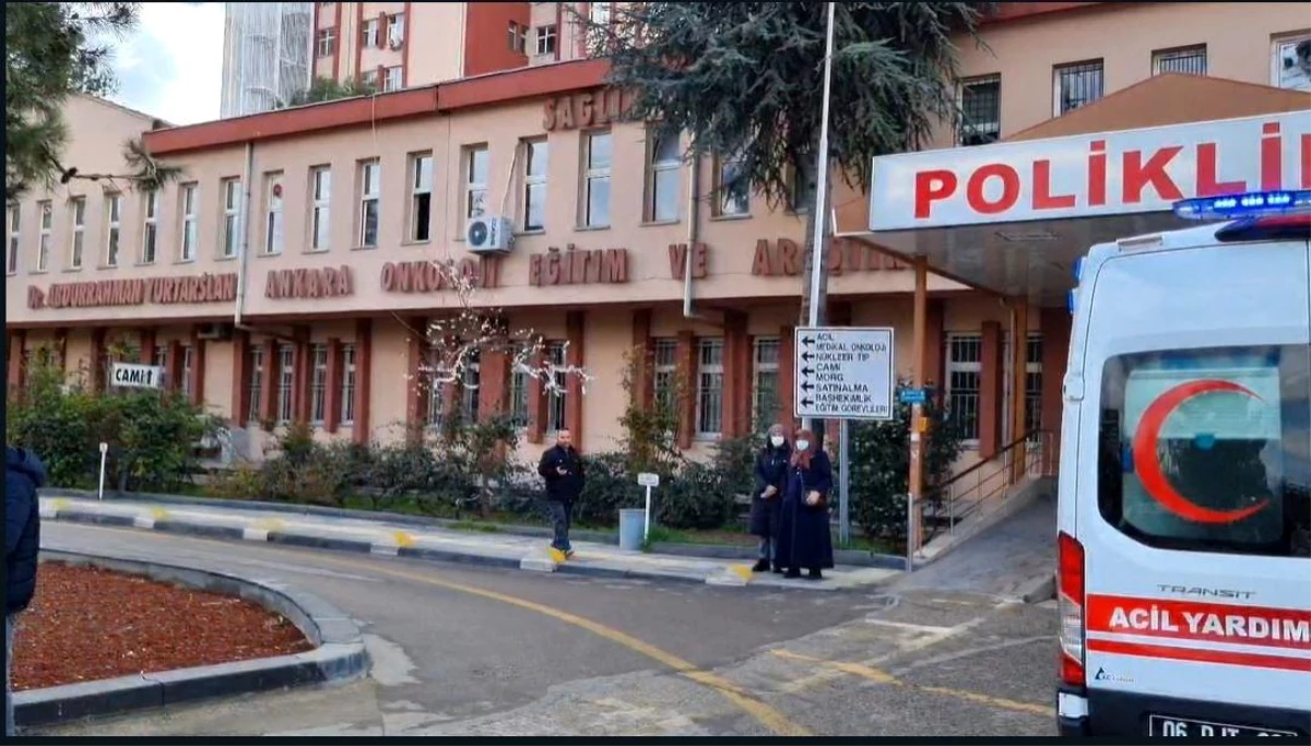 Ankara'da hastanede hayatını kaybeden adamın sedyeden düştüğü an kameraya yansıdı
