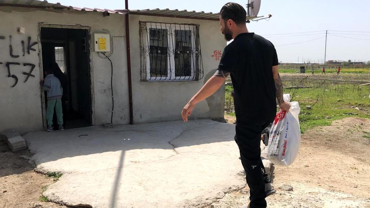 Adanalı hayırsever Ogün Sever Okur'un kurduğu Ogün Abi Derneği Ramazan ayında ihtiyaç sahibi ailelere yardım kolisi dağıtıyor