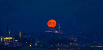 İstanbul'da Fatih Camii ile Görüntülenen Dolunayın Zaman Atlatmalı Görüntüsü İzleyenleri Hayran Bıraktı