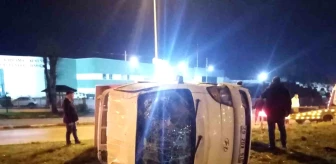 İnegöl'de kamyonet devrildi, 2 kişi yaralandı