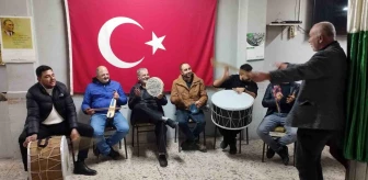Bursa'da Gençler Sahurda Köy Sakinlerini Eğlendirdi