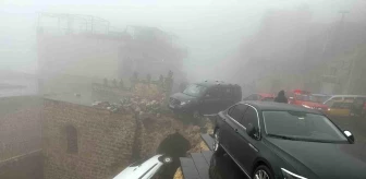 Mardin'de sağanak yağış nedeniyle yolda çökme: 2 araç hasar gördü
