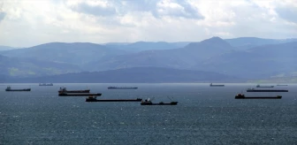 Sinop'ta Fırtına Uyarısı: Yük Gemileri Limana Demir Attı
