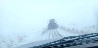 Siirt'te kar ve tipi nedeniyle 8 araç yolda mahsur kaldı