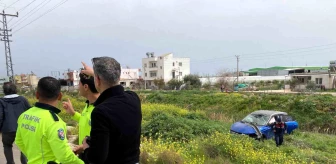 Mersin'de Otomobil Ağaca Çarptı, Su Dolu Kanala Düşmekten Son Anda Kurtuldu