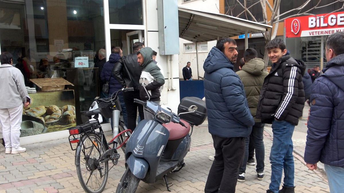 Aksaray'da İftar Heyecanı: Pide Kuyrukları ve Trafik