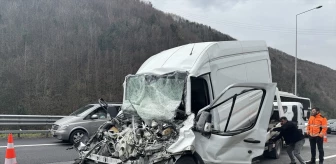 Anadolu Otoyolu Bolu Dağı geçişinde tıra çarpan minibüsün sürücüsü ağır yaralandı