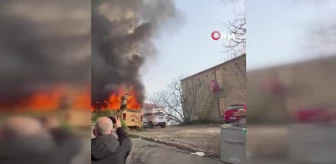 Beyoğlu'nda park halindeki 4 araç alev alev yandı
