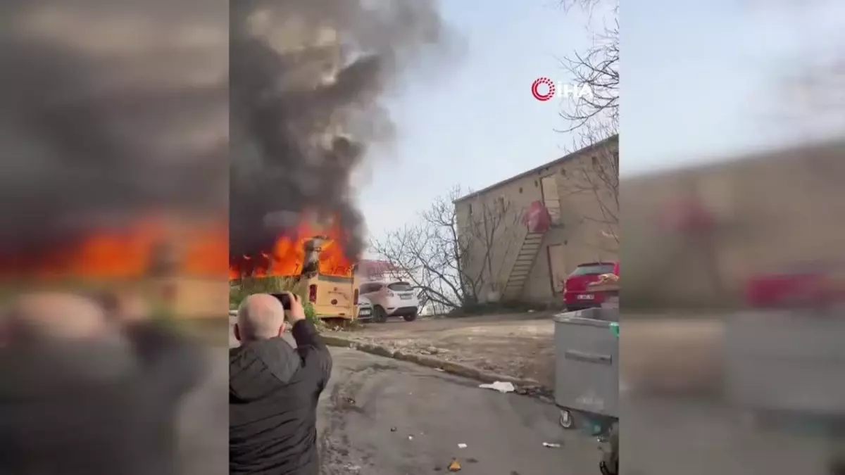 Beyoğlu'nda park halindeki 4 araç alev alev yandı