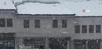 Bitlis'te çatıda biriken kar çığ gibi düştü
