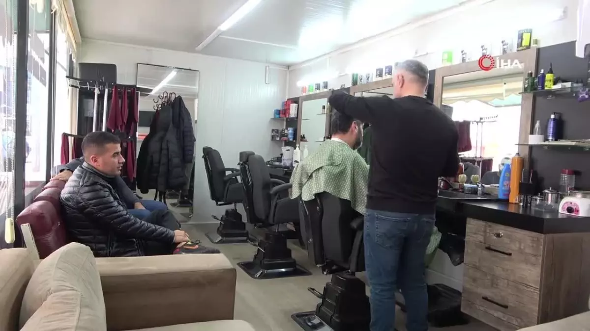 Depremde iş yeri yıkılan 40 yıllık berber mesleğini konteynerde sürdürüyor