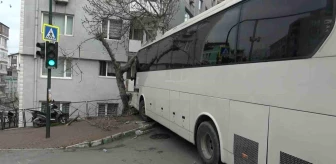 Bursa'da freni patlayan otobüs evin duvarına çarptı