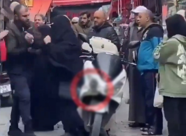 İstanbul Fatih'te çarşaflı kadına sokak ortasında dayak: 50 liramı ver lan, senin Allah'ını kitabını