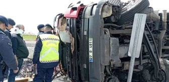 Konya'da elma yüklü kamyon devrildi, 2 kişi yaralandı