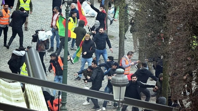 PKK yandaşları Hannover'deki Türk Başkonsolosluğu'na saldırdı