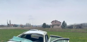 Sivas'ta Otomobil Tarlaya Girerek Takla Attı: 3 Yaralı