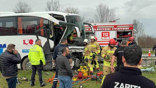TEM'de yolcu otobüsü tıra çarptı: 17 yaralı