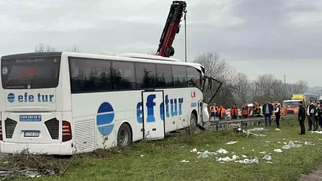 Düzce'de Otobüs Tıra Çarptı: 15 Yaralı Düzce'de Otobüs Tıra Çarptı: 15 Yaralı
