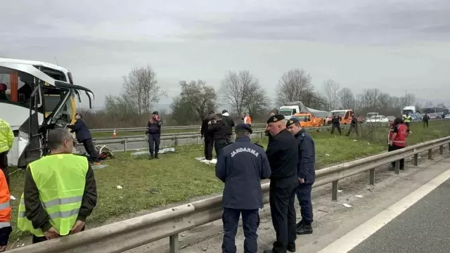 Düzce'de Otobüs Tıra Çarptı: 15 Yaralı Düzce'de Otobüs Tıra Çarptı: 15 Yaralı
