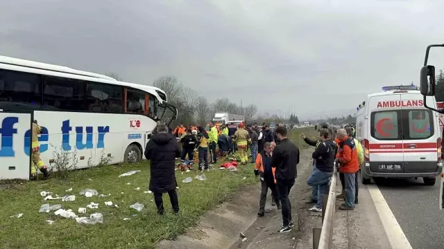 Düzce'de Otobüs Tıra Çarptı: 15 Yaralı Düzce'de Otobüs Tıra Çarptı: 15 Yaralı
