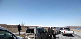Ahlat'ta cenaze konvoyunda zincirleme trafik kazası: 1 yaralı