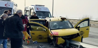 Rize'de cenazeden dönenleri taşıyan taksinin bariyerlere çarpması sonucu 4 kişi yaralandı