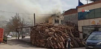 Elazığ'da soba yangını çatı katını kül etti