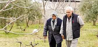 82 Yaşındaki Ahmet Kılavuz, Alzheimer Hastalığındaki Eşine Büyük Destek