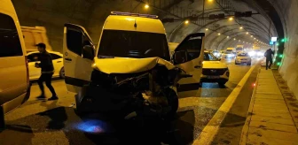 Sultangazi'de Hakim ve Savcıları Taşıyan Servis Minibüsü Kaza Yaptı