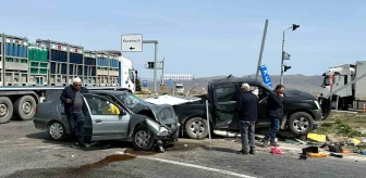 Kırıkkale'de Otomobil ile Pikap Çarpıştı: 3 Yaralı