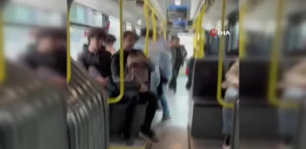 Metrobüste kavga anı kamerada