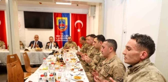 Muş Valisi Avni Çakır, Şehit Jandarma Üsteğmen İsmail Moray Üs Bölgesi'nde askerlerle iftar yaptı