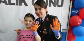 Sivas İl Jandarma Komutanlığı, Down Sendromlu Öğrencileri Ziyaret Etti